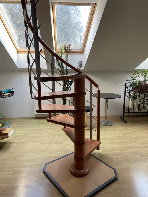 Notranja ograja s stopnicami (spiralo)