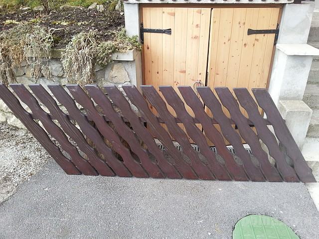 stopniščno balkonska lesena ograja