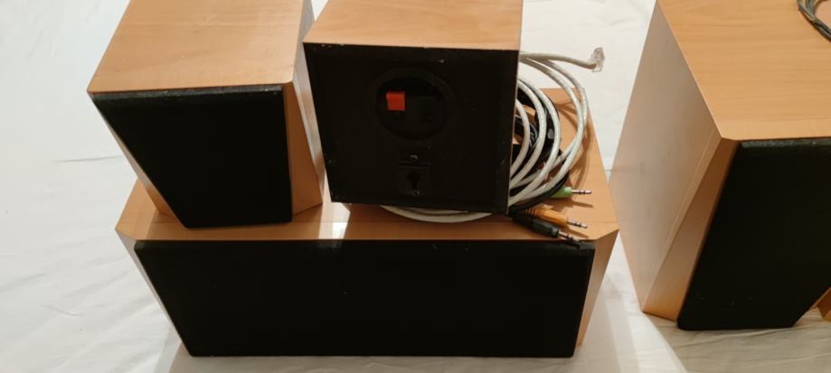 hi-fi sistem z petimi zvočniki ( žična povezava )