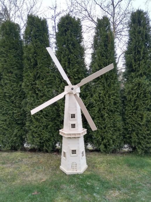 Ročno izdelan mlin na veter z osvetlitvijo