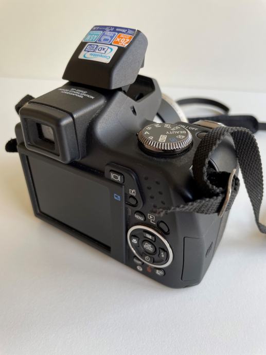 Digitalni fotoaparat OLYMPUS SP590UZ(slikanje in tudi snemanje!)