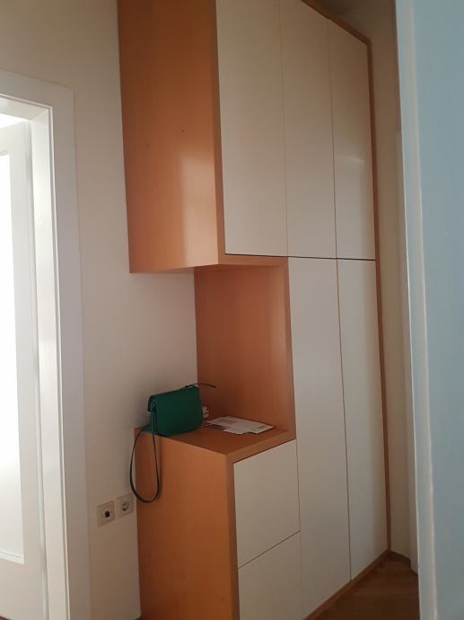 Garderobna omara za stanovanja z višimi stropi