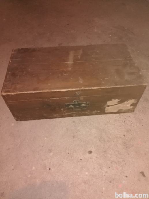 Manjša starinska skrinja zaboj kovček