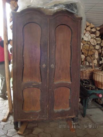 Starinska stilna prostostoječa omara iz masilvnega lesa