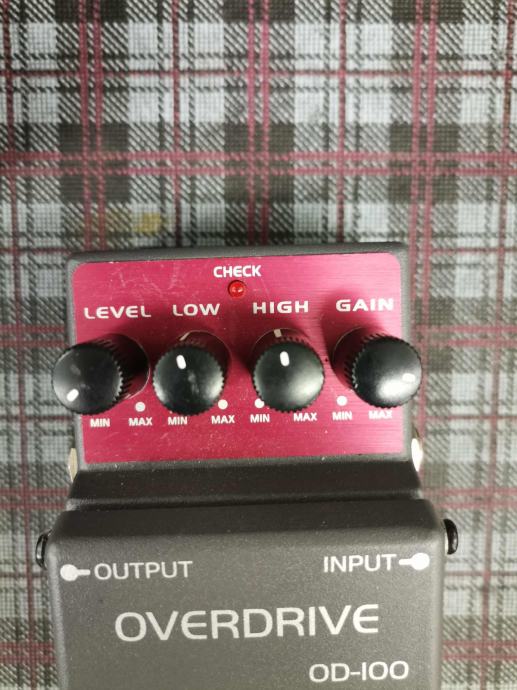 2 x kitarski overdrive distortion efekt + Volume pedal
