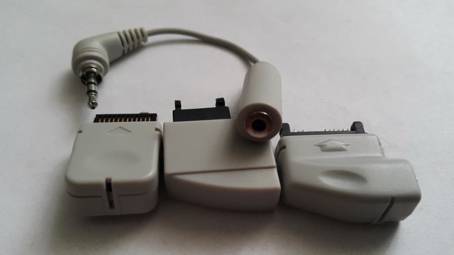 Par adapterjev na 2,5 mm klinken vtikač za neznani mobilni telefon