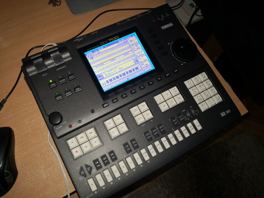 Yamaha QY700 Sequencer