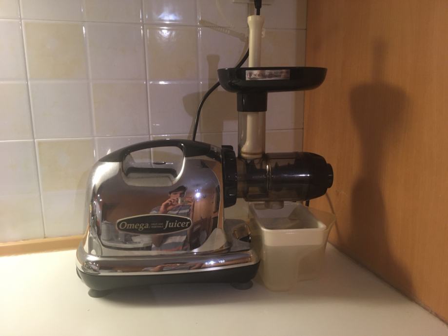 Polžasti sokovnik Omega juicer 8006