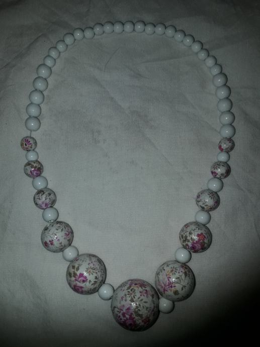 Ogrlica iz manjših in večjih perlic