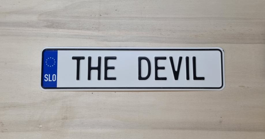 kovinska tablica z napisom The Devil