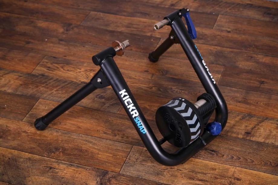 Pametni trenažer WAHOO KICKR SNAP + thruaxle adapterji