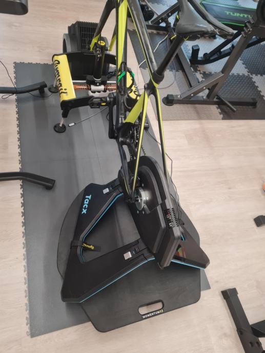 Tacx Rocker Tacx Neo 2T trenažer + Gymrail Momentum X1 rocker plate