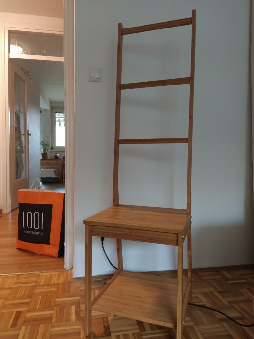 Stol z obešalnikom za brisače IKEA