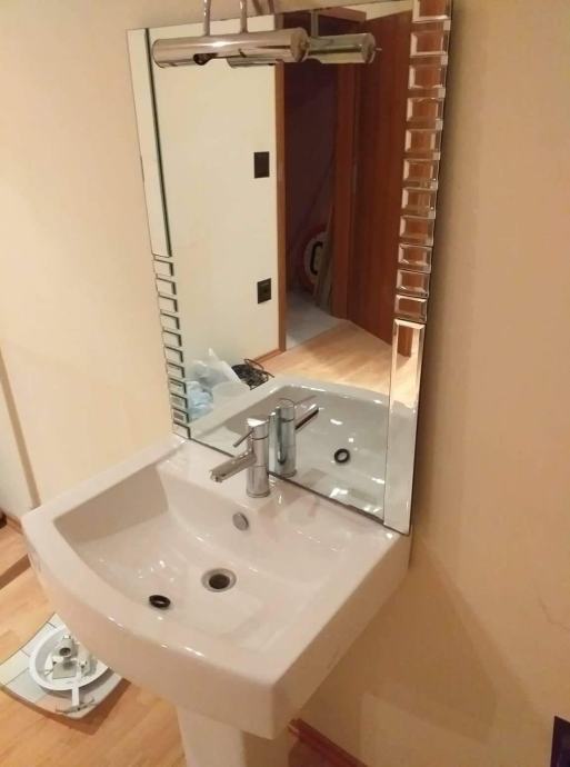 Umivalnik z pipo in ogledalom