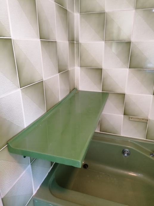 Zeleni marmorni polici za v kopalnico