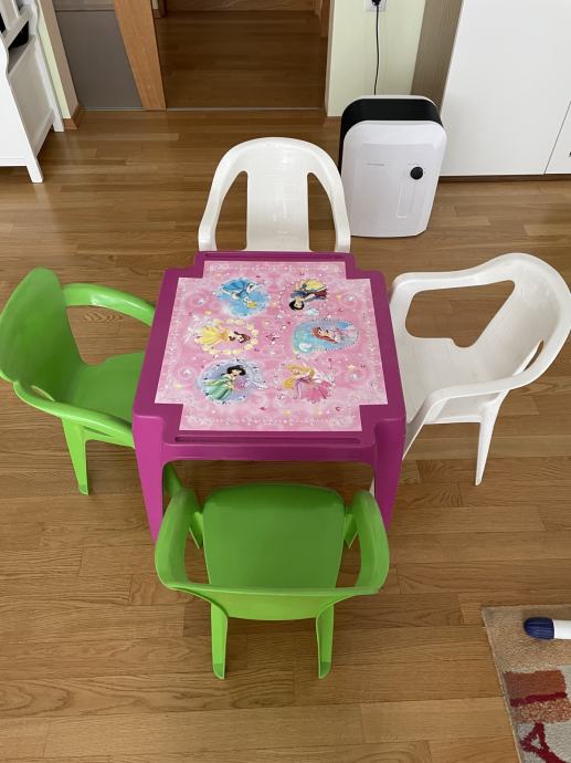 Igralna mizica s stolčki
