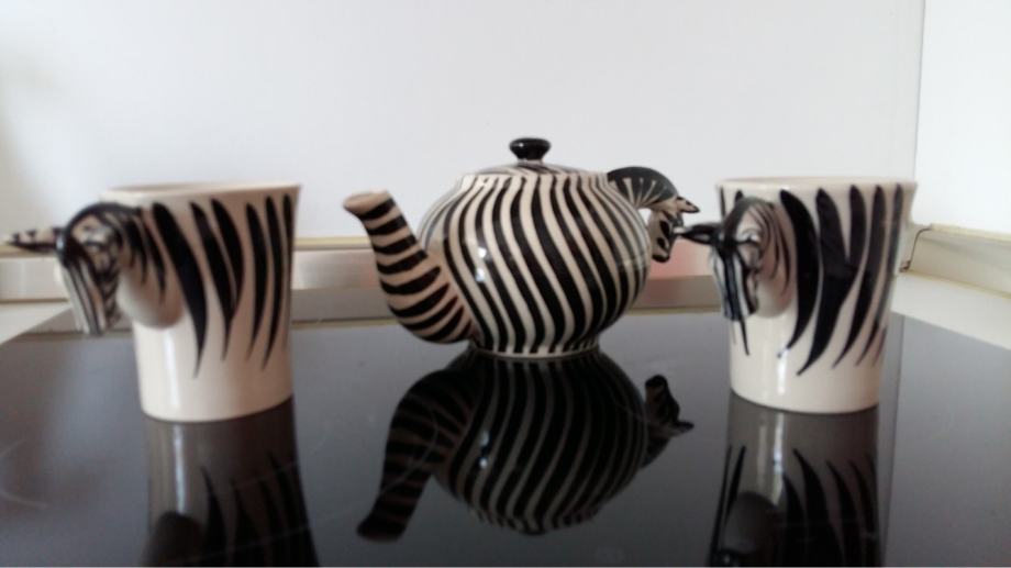Čajnik in dve skodelici z motivom zebre