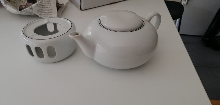 Čajnik iz porcelana