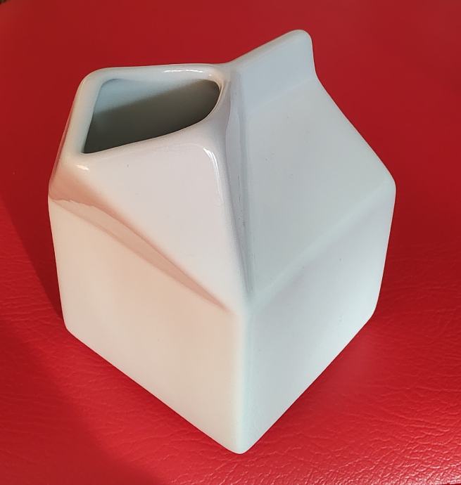 Porcelanasta posodica za mleko v obliki tetrapaka