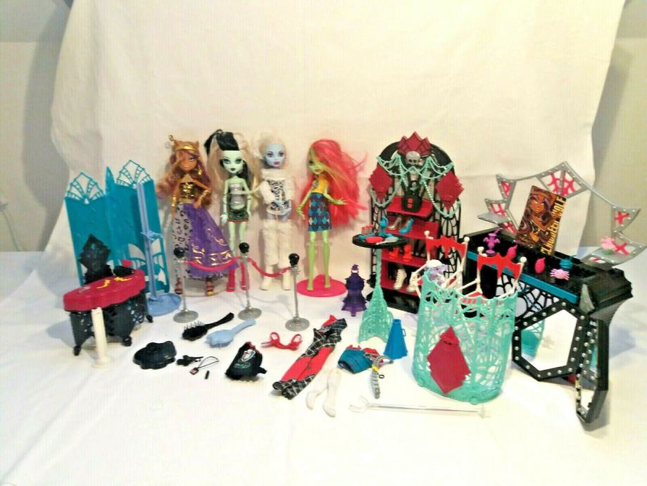 Punčke Monster High s pohištvom in veliko dodatki ogromen set ODLIČNE