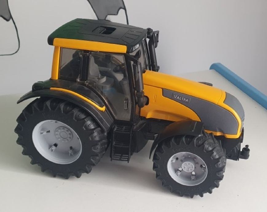 Bruder traktor Valtra (09025)