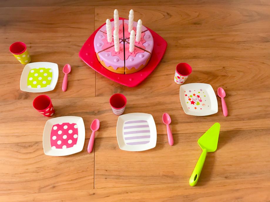 Igrača rojstno dnevna torta s svečkami