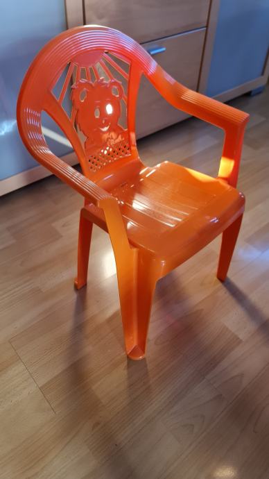 Otroški plastični stolček nov