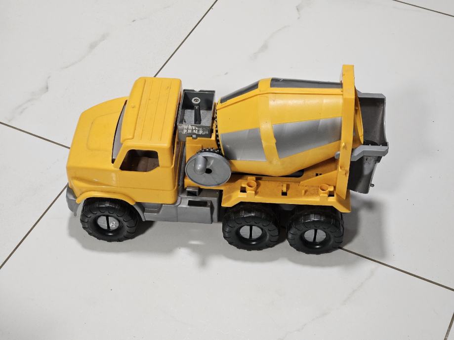 Otroški tovornjak mešalec betona