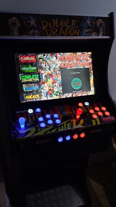 Arcade osvetljen kabinet z retro igrami