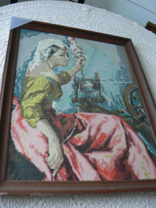 Velik gobelin v lesenem okvirju "Ženska za kolovratom", vel.54,5x69 cm