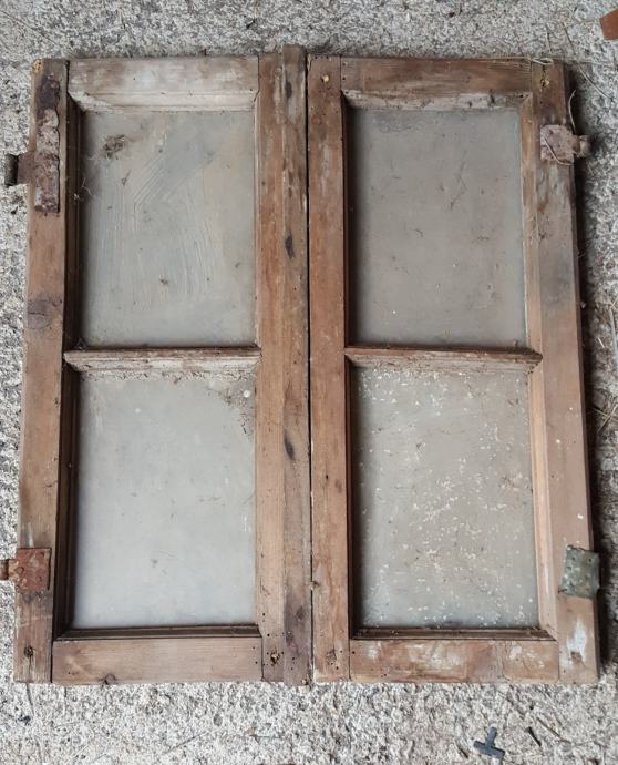 prodam staro leseno dvokrilno okno okno brez okvirja dim 65x55 cm
