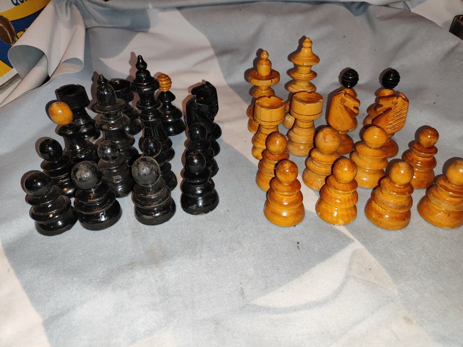 Retro lesene šahovske figure