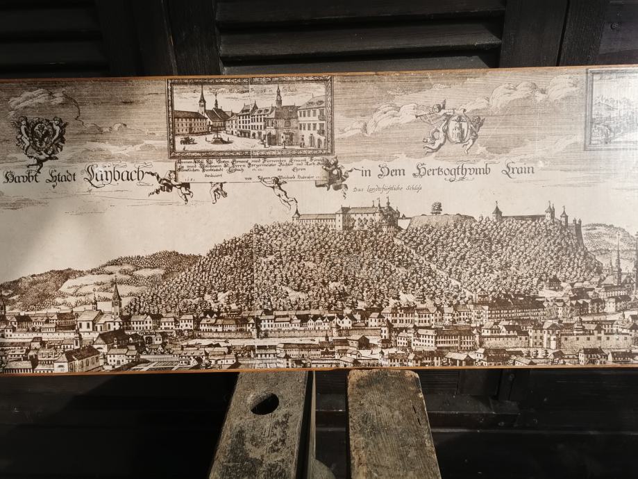 Slika stare Ljubljane na leseni deski grafika