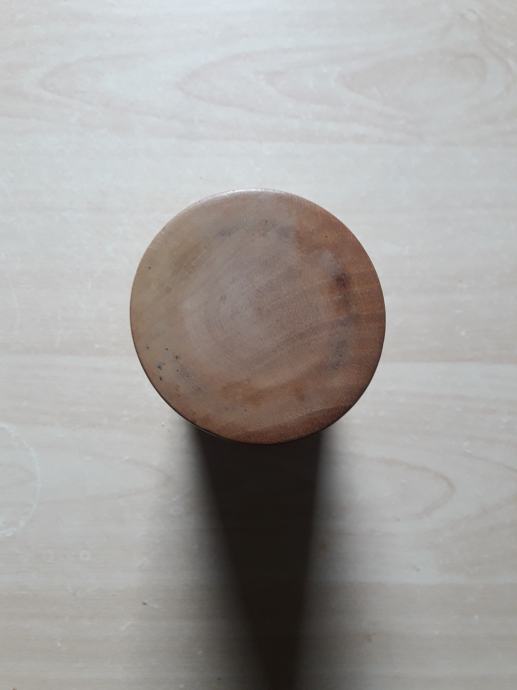 Star večnamenski lonček iz lesa
