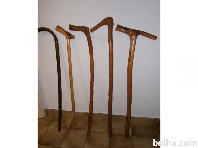 Stare palice za pomoč pri hoji in leseni cepin