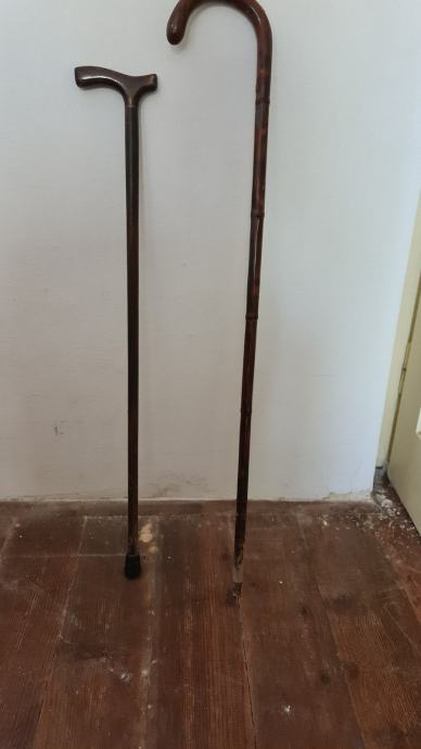 starinski leseni palici za pomoč pri hoji
