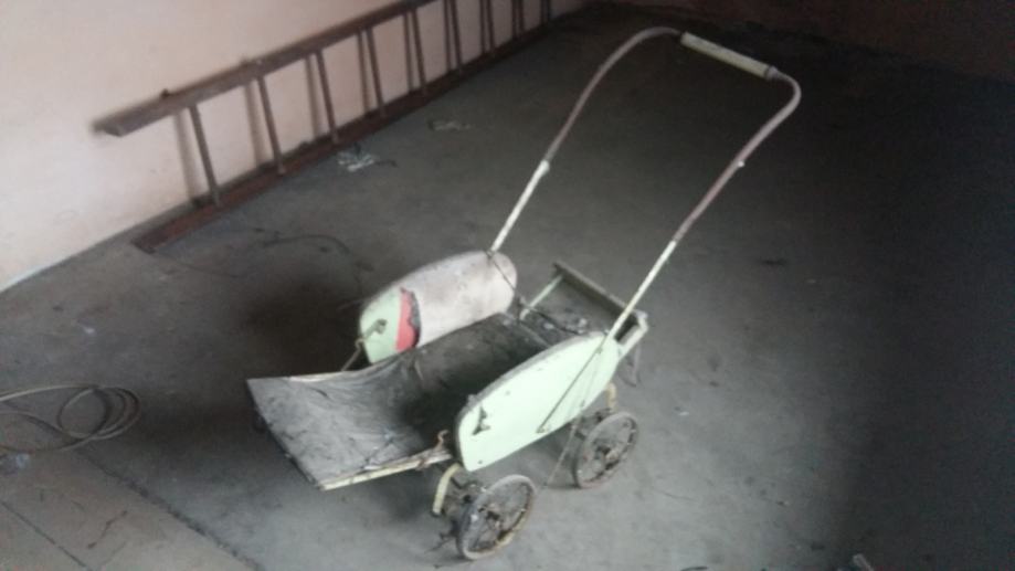 Starinski otroški voziček