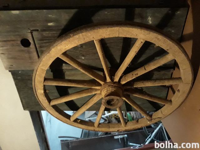 Staro kovano in leseno kolo od starinskega voza