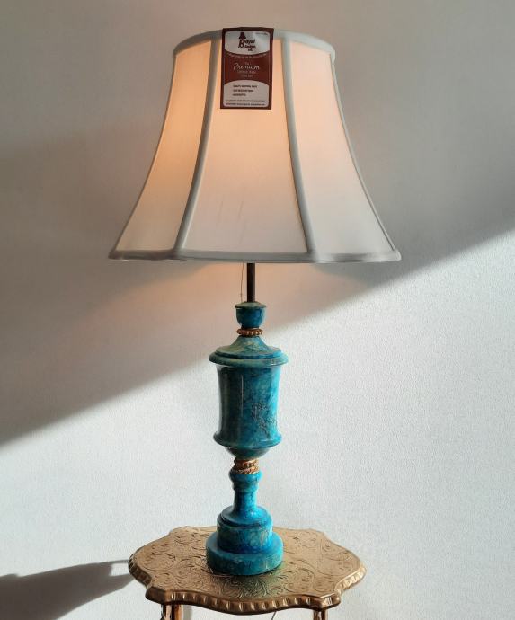 Velika namizna svetilka v italijanskem neoklasičnem slogu iz alabastra