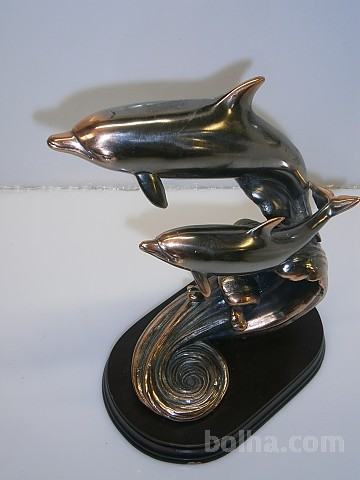 Kovinski kipec na leseni podlagi, DVA delfina,velikost 21 cm