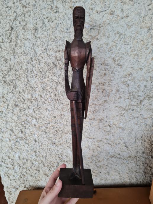 Lesena izrezljana figura, visoka približno 30cm