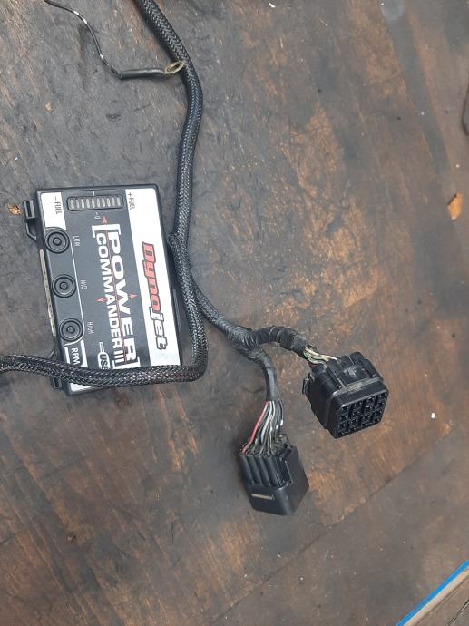 YAMAHA FZ8 FZ1 HLADILNIK POWER COMMANDER Harley Davidson 1584
