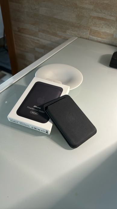 Apple FineWoven denarnica za iPhone