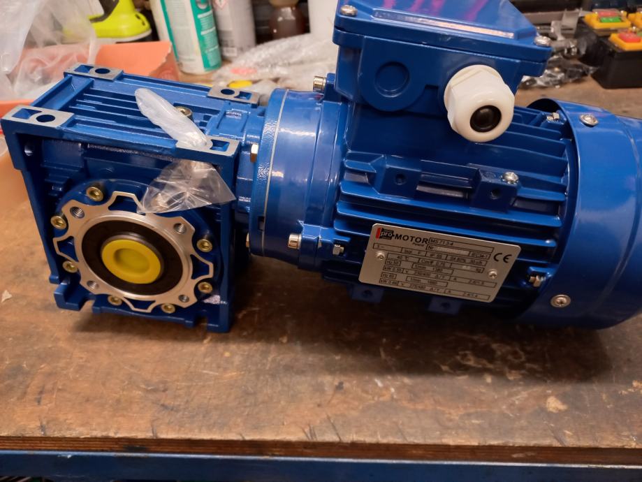 Motor z reduktorjem 0.55kw