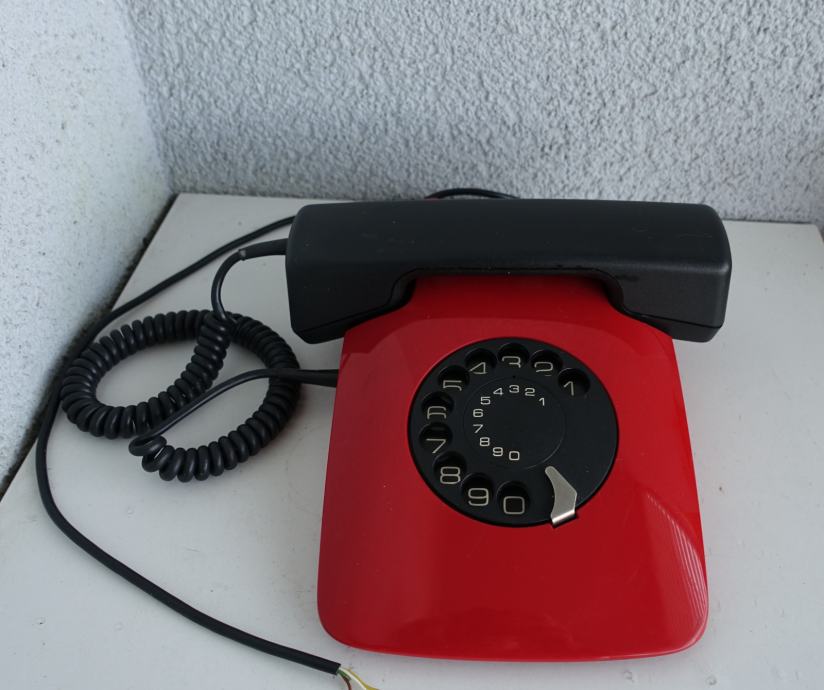 Telefon in osemdesestih let, rdeč s klasično številčnico