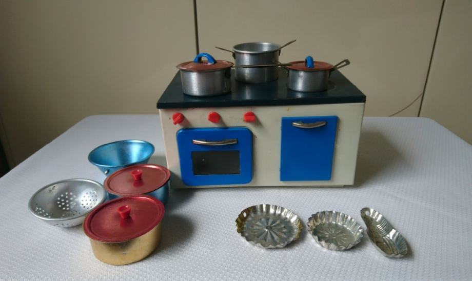 Mini štedilnik s kuhinjskimi pripomočki - starinske igrače