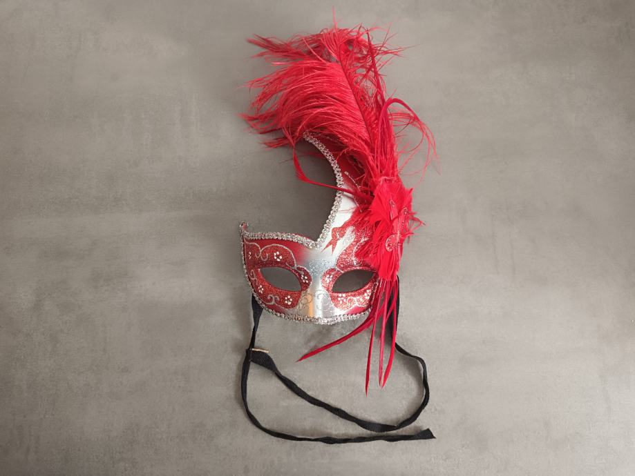 Beneška maska z perjem v rdeči barvi