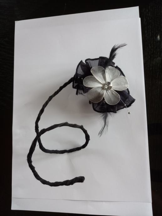 maturanska roža za na roko - nova samo 1x uporabljena