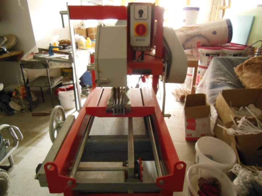 Stroj za rezanje opeke in ostalih materialov
