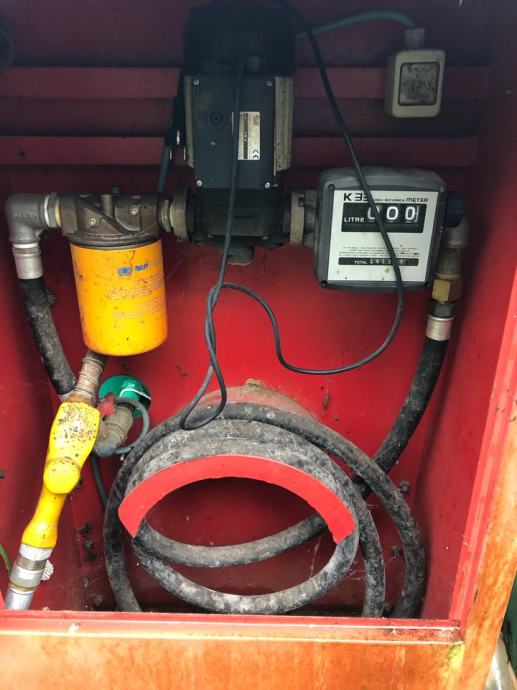Cisterna za nafto z pumpo 1800L